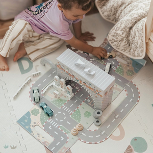 Mágneses bőrönd versenypályával, fából készült járművekkel és úti kiegészítőkkel