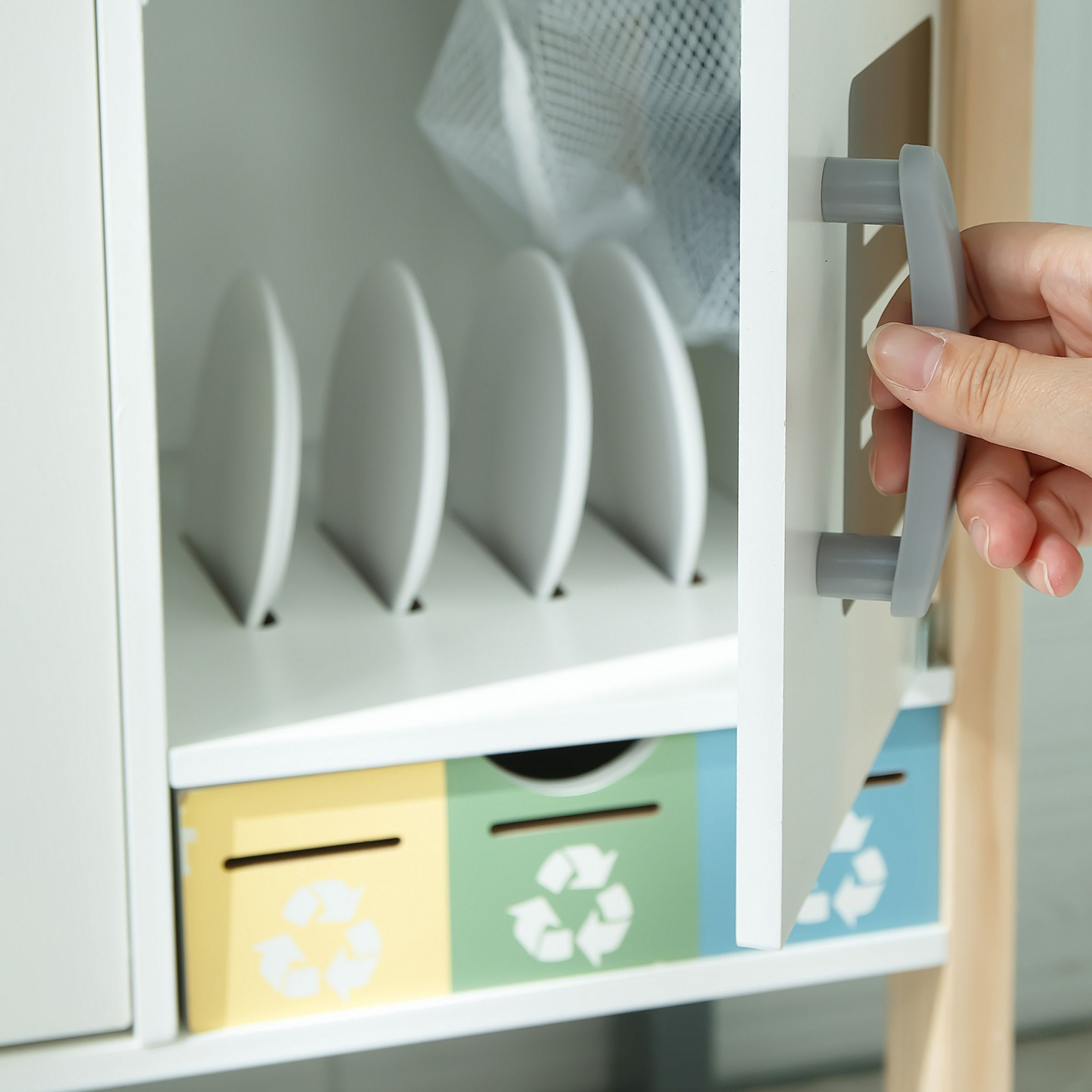 Interaktív konyha mosógéppel, mosogatógéppel és krétatáblával