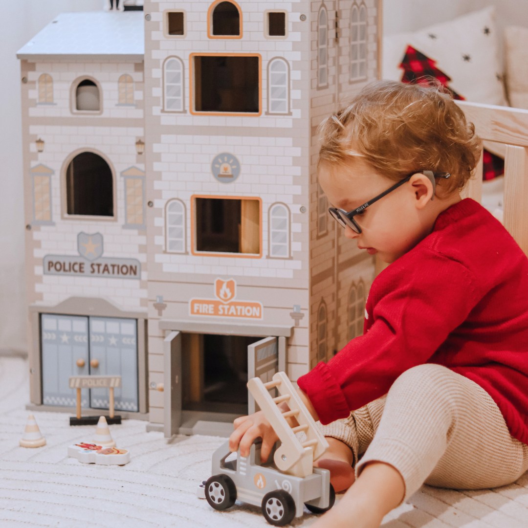 Nagy összecsukható tűzoltóállomás rendőrőrssel - fából készült készlet. Tűzoltóállomás és rendőrőrs tartozékokkal.