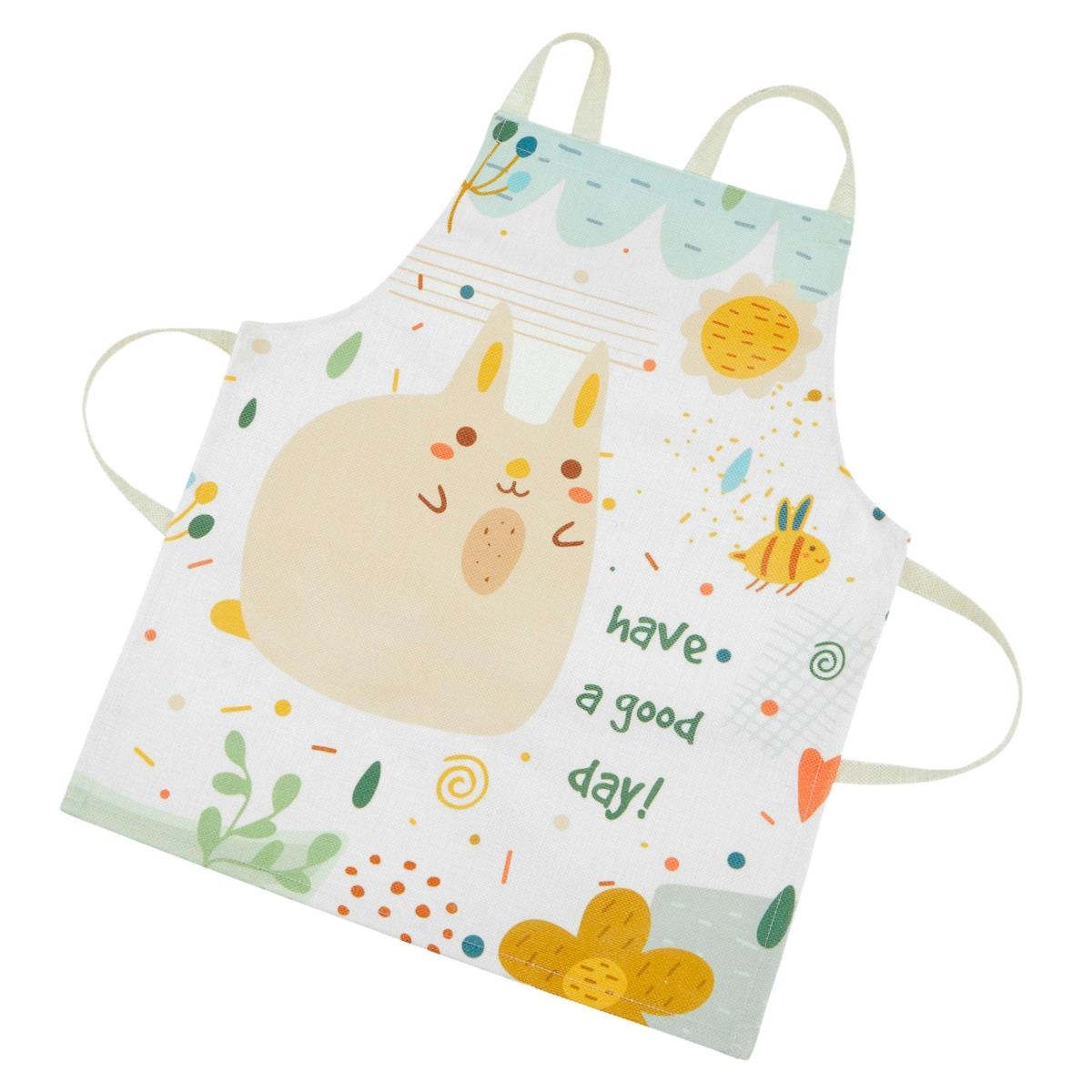 Fehér fa konyha kiegészítőkkel és köténnyel