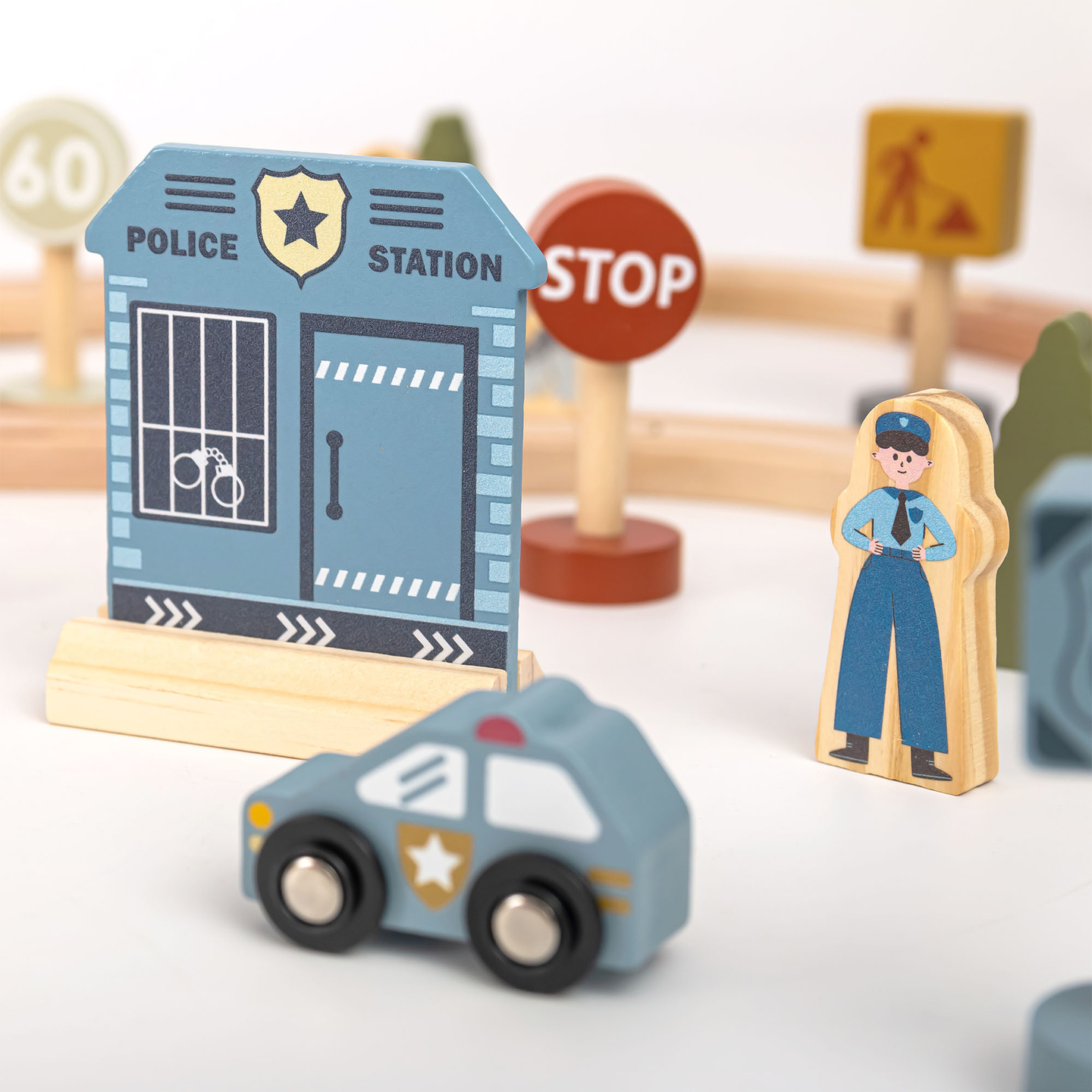 Fából készült városi vasút elektromos vonattal - mozgó daru, hajó, hidak