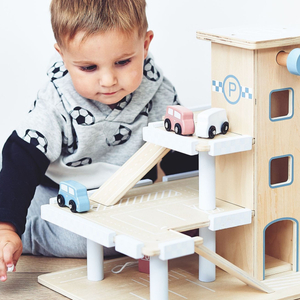 Háromszintes, fából készült parkoló lifttel - garázs autókkal és helikopterrel