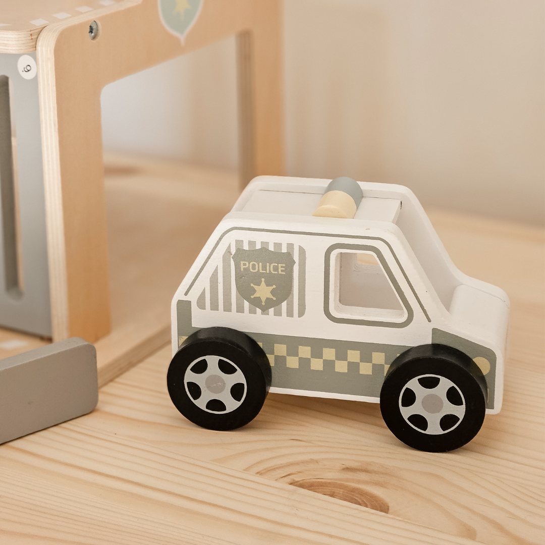 Fából készült rendőrőrs tartozékokkal