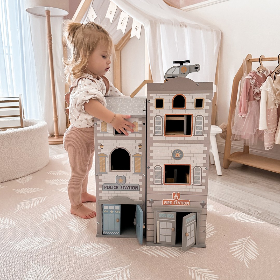 Nagy összecsukható tűzoltóállomás rendőrőrssel - fából készült készlet. Tűzoltóállomás és rendőrőrs tartozékokkal.