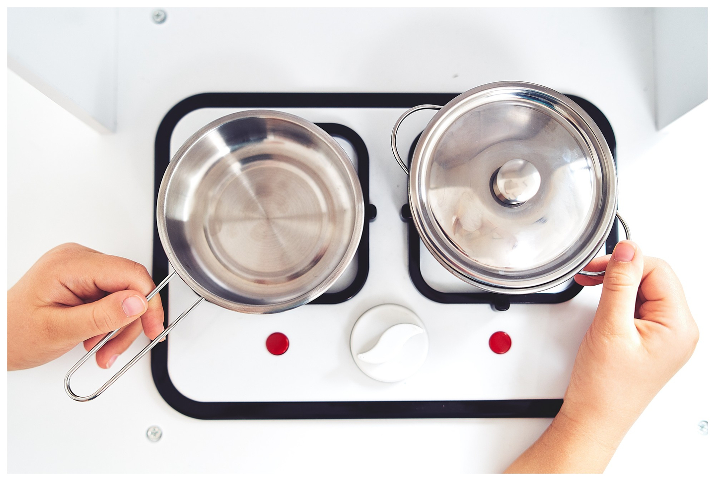 XXXL sarok fából készült konyha hűtőszekrénnyel, sütővel, mosógéppel, köténnyel és kiegészítőkkel