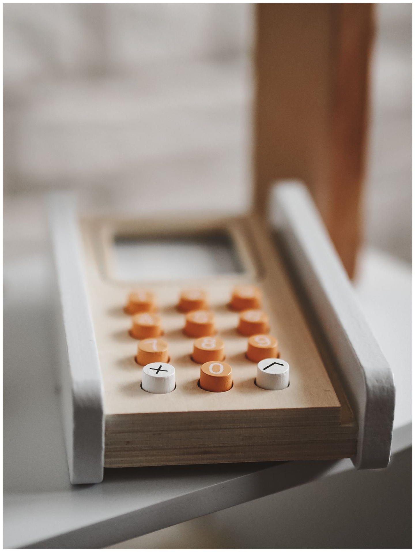 Zöldségbolt - fából készült bódé ládákkal, pénztárgéppel és terminállal