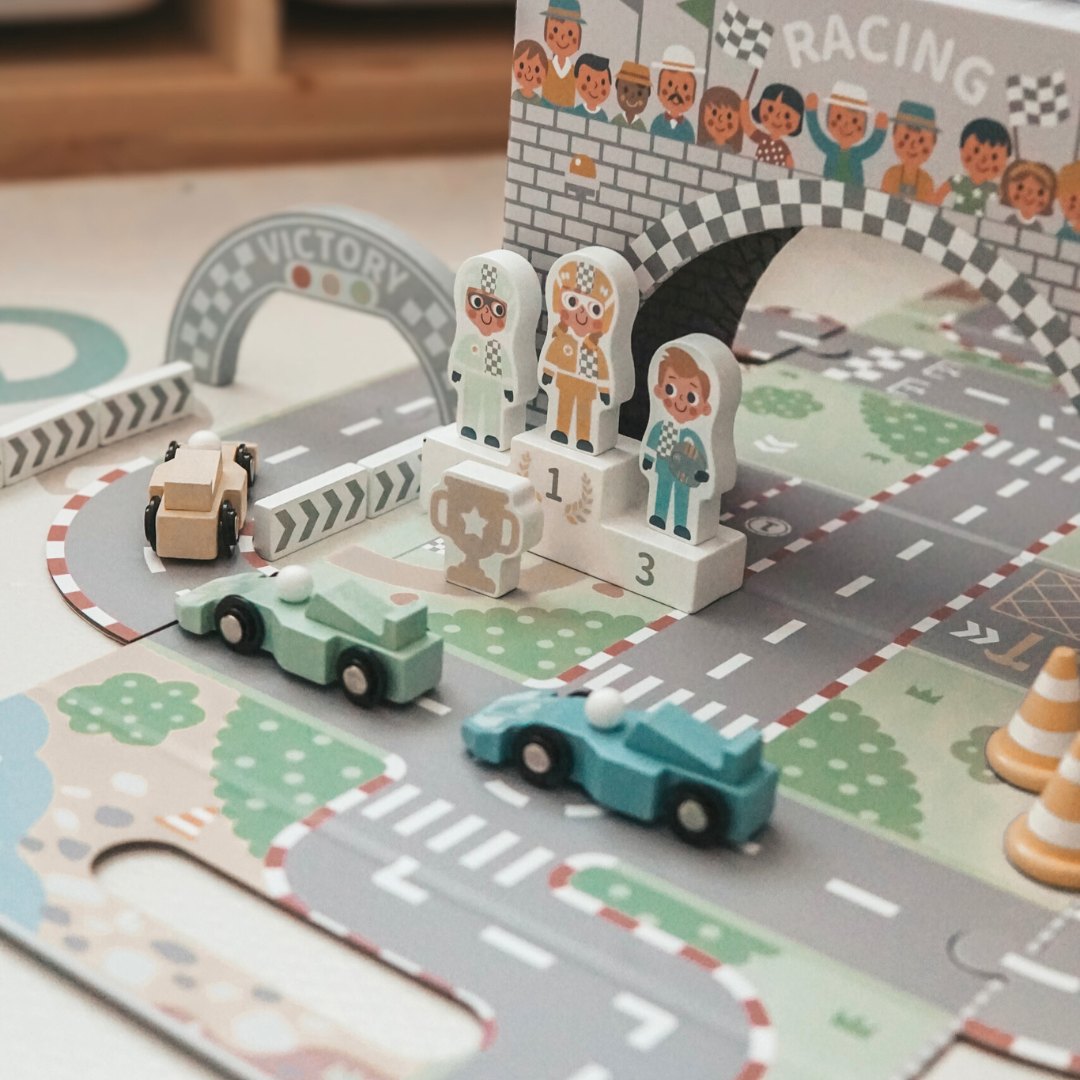 Mágneses bőrönd versenypályával, fából készült járművekkel és úti kiegészítőkkel