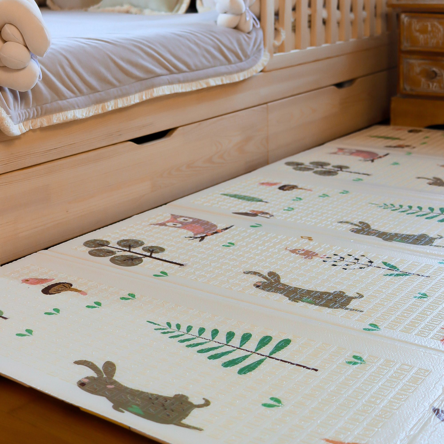 Kétoldalas habszőnyeg XXL - összecsukható 1 CM (erdő macival és lovak)