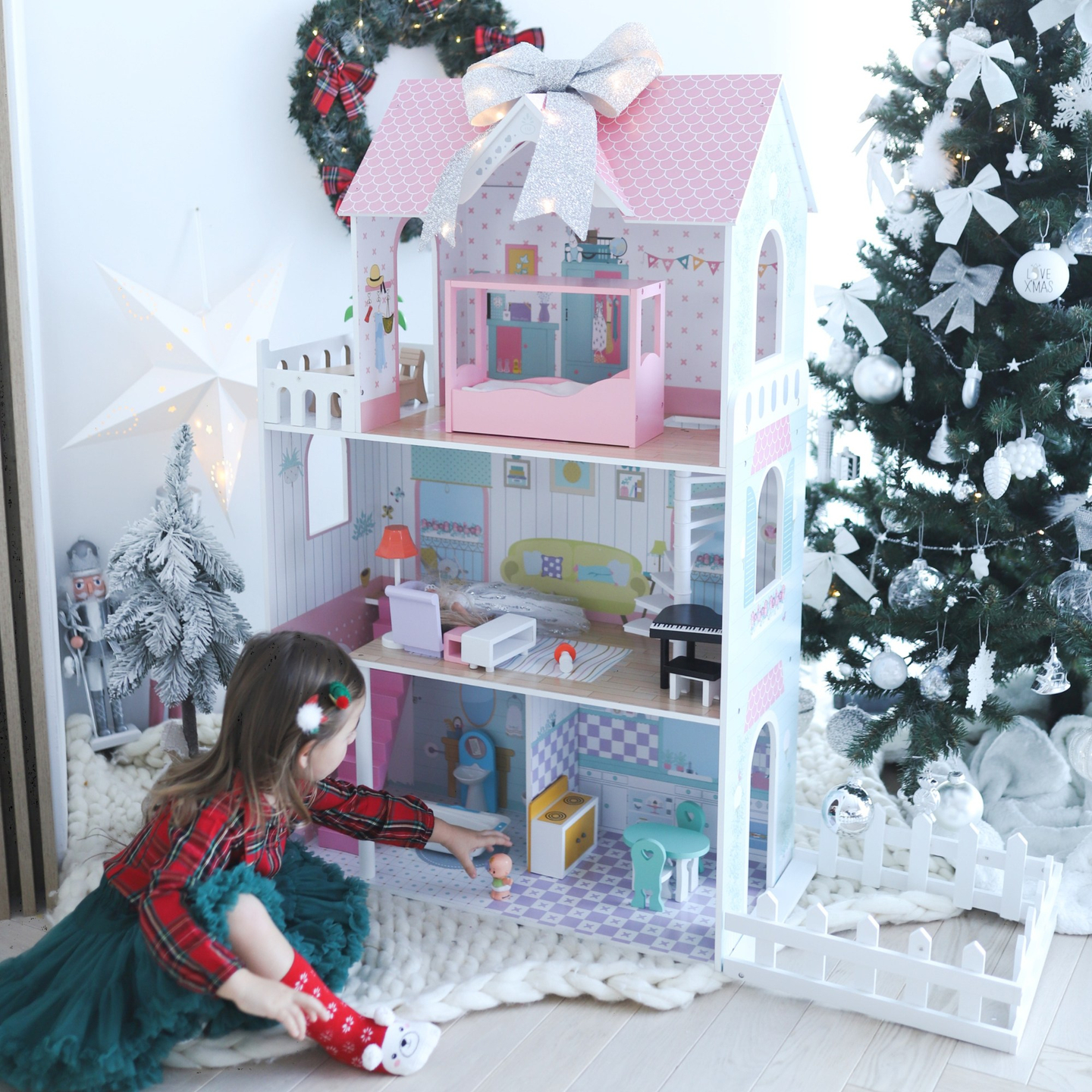 XXL Legnagyobb fából készült babaház - 123 cm - LED világítással - terasz, kiegészítők, kert