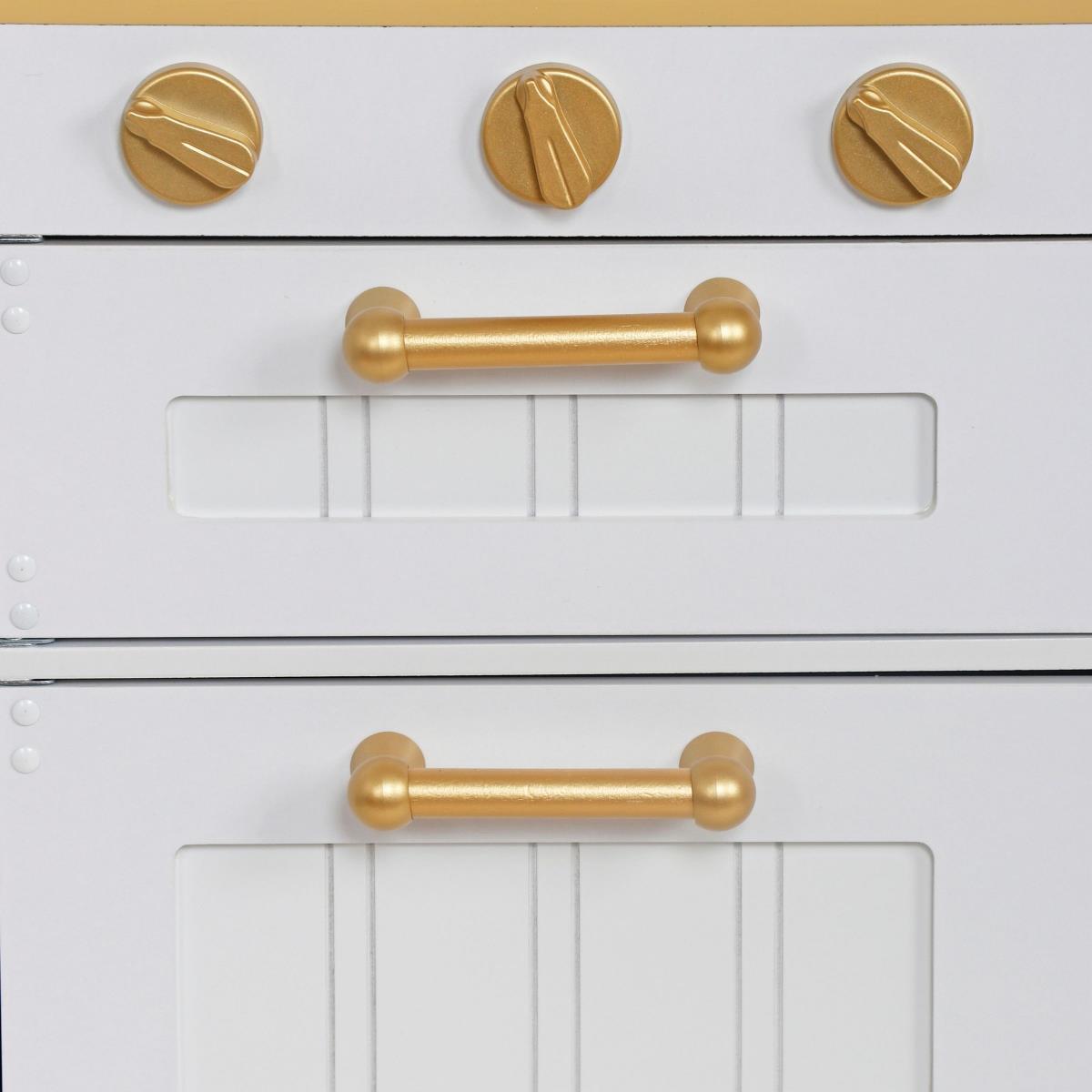 Fehér fa konyha kiegészítőkkel és köténnyel