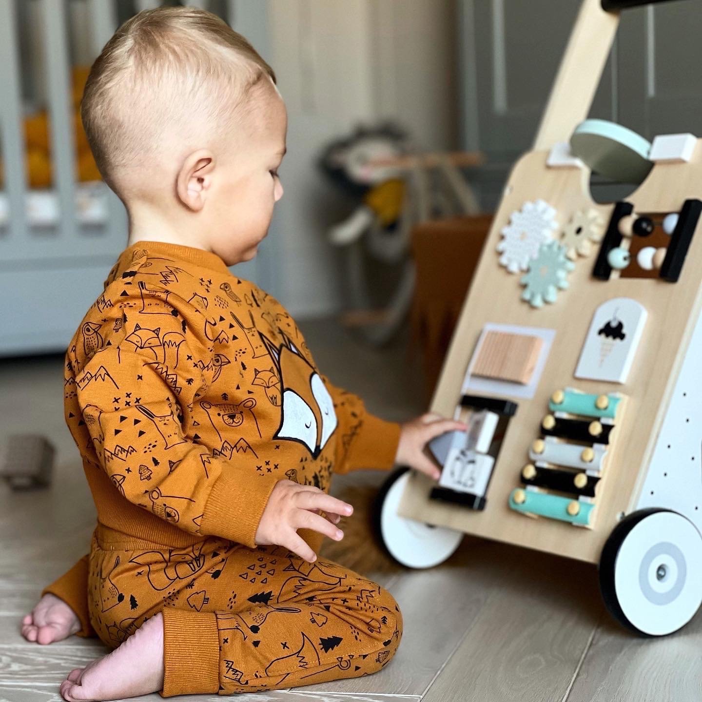 Fából készült, oktató babakocsi / babakocsi - manipulatív tábla