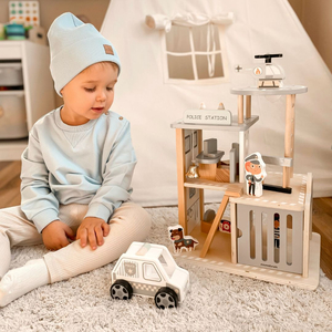 Fából készült rendőrőrs tartozékokkal