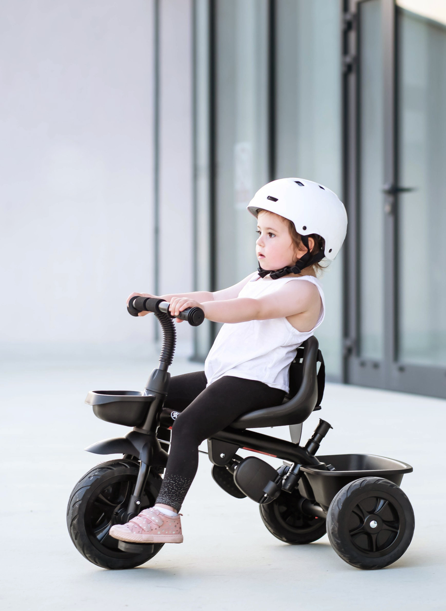 HyperMotion TOBI VECTOR háromkerekű - örökké tartó felfújható kerekek + tolórúd. Szín: fekete.