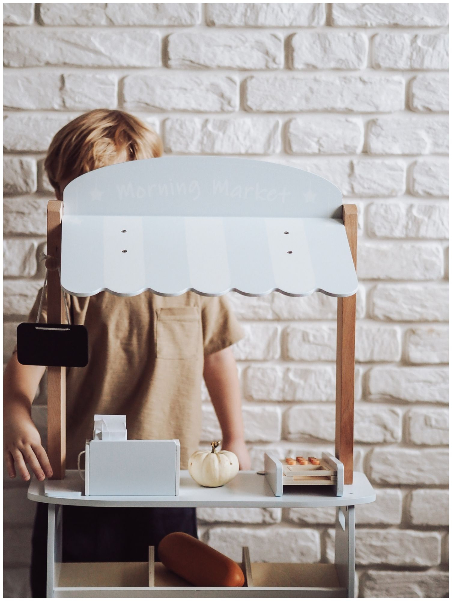 Zöldségbolt - fából készült bódé ládákkal, pénztárgéppel és terminállal