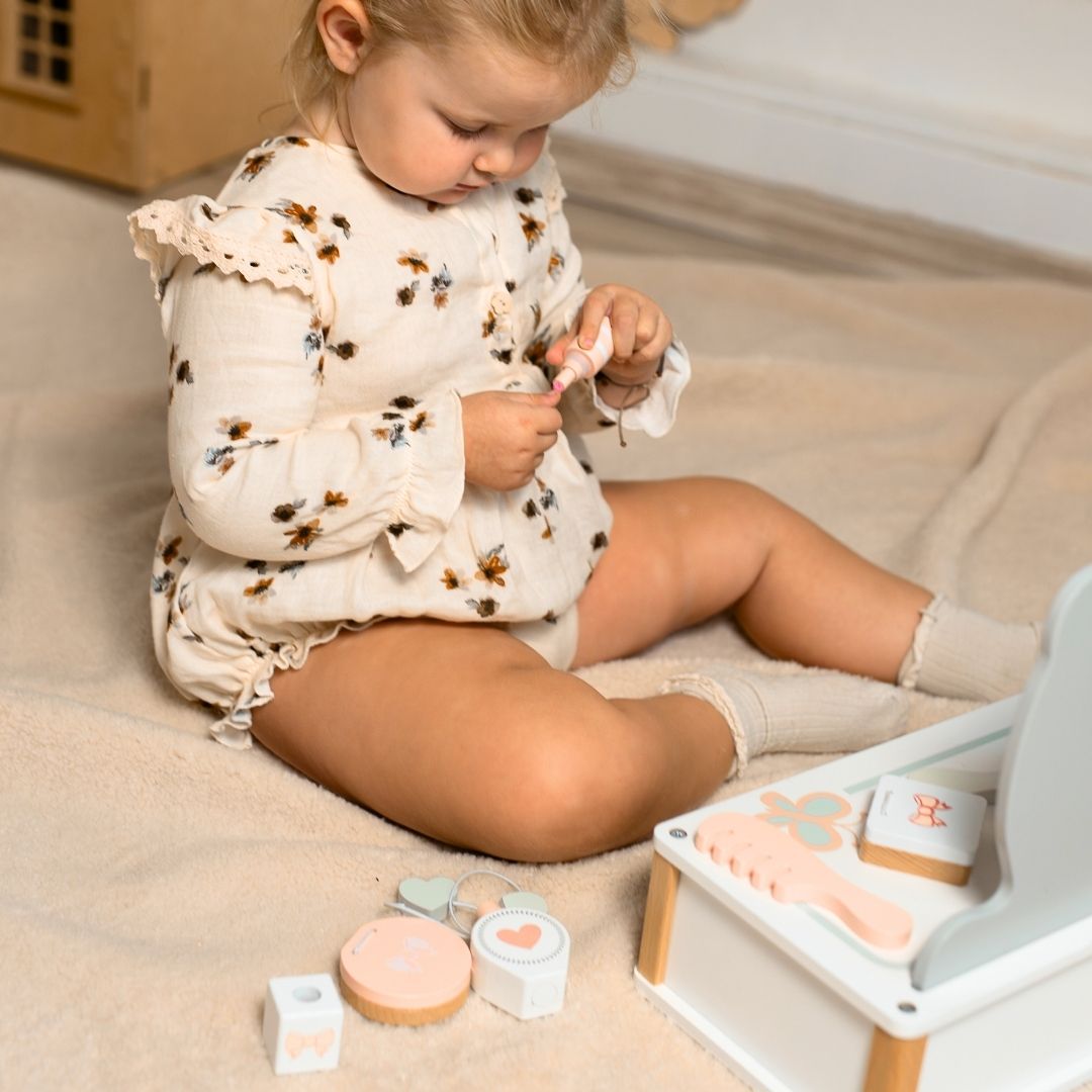 Fából készült gyermek öltözőasztal kiegészítőkkel