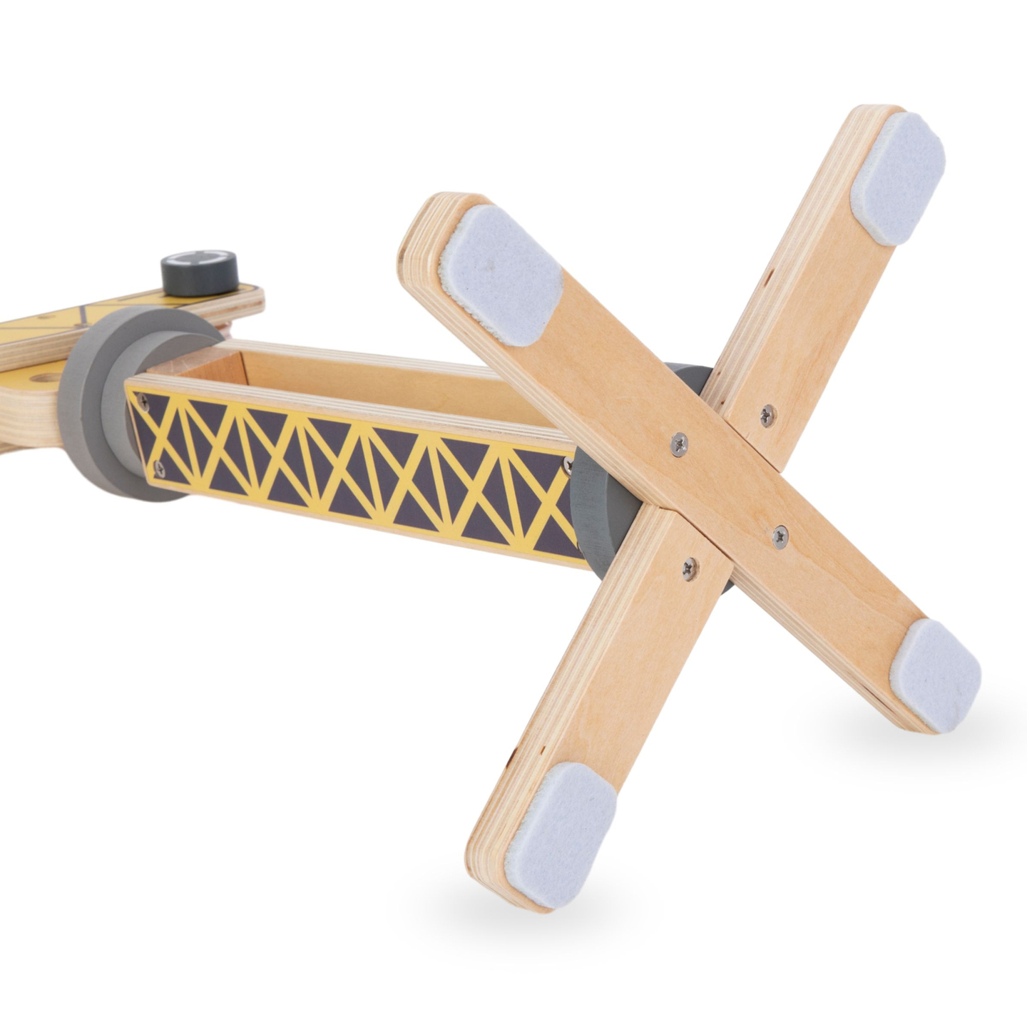 Fából készült építkezés nagy mobil daruval és járművekkel, toronydaruval