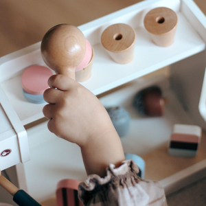 Fából készült fagylaltozó kávéfőzővel - kávézó tartozékokkal