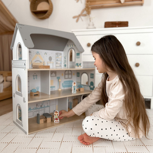 Fehér fából készült babaház terasszal és kiegészítőkkel