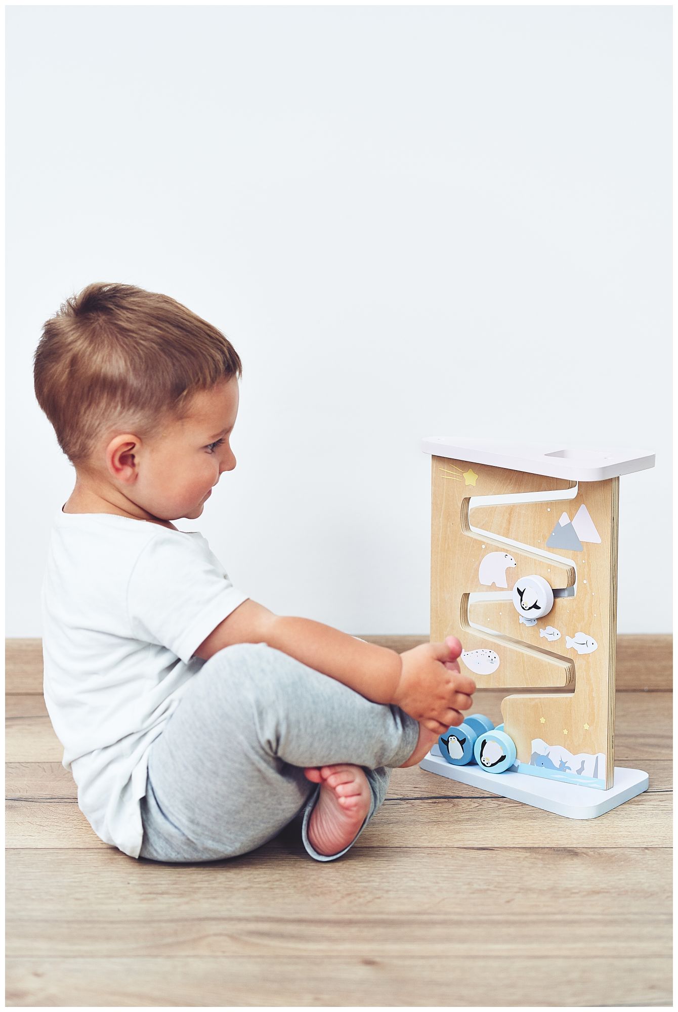 Fából készült kétoldalas érzékszervi manipulációs tábla