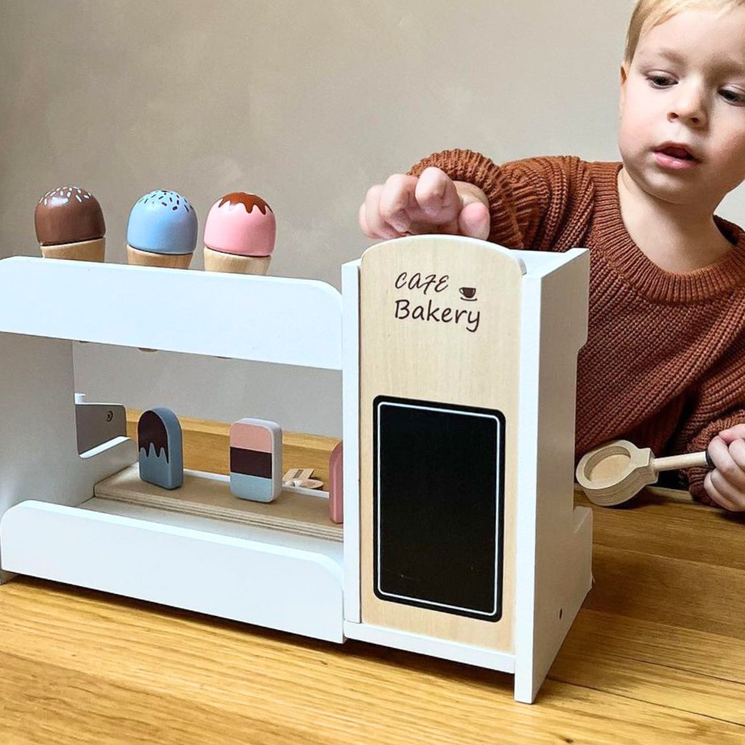 Fából készült fagylaltozó kávéfőzővel - kávézó tartozékokkal