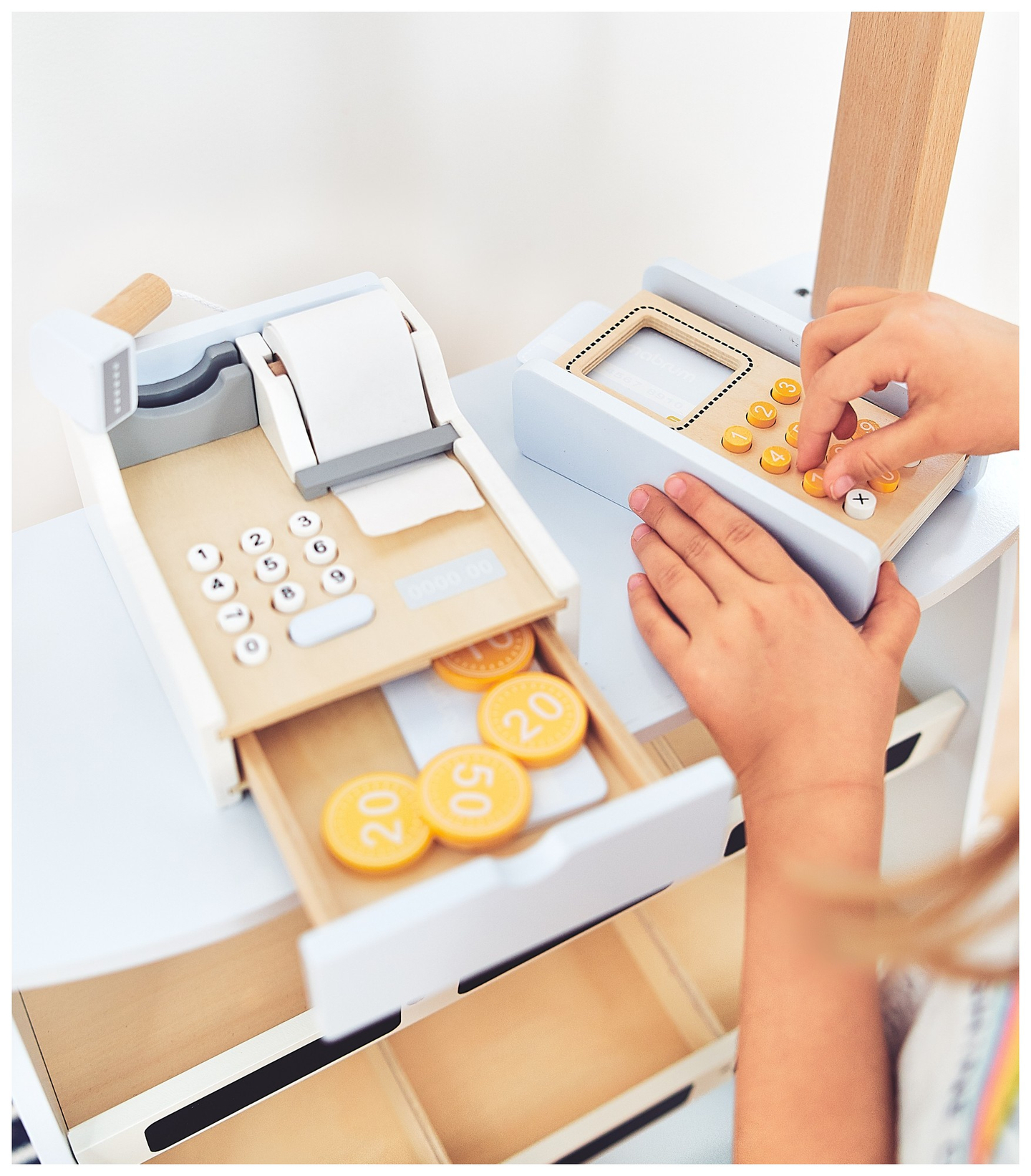 Zöldségbolt - fából készült bódé ládákkal, pénztárgéppel és terminállal