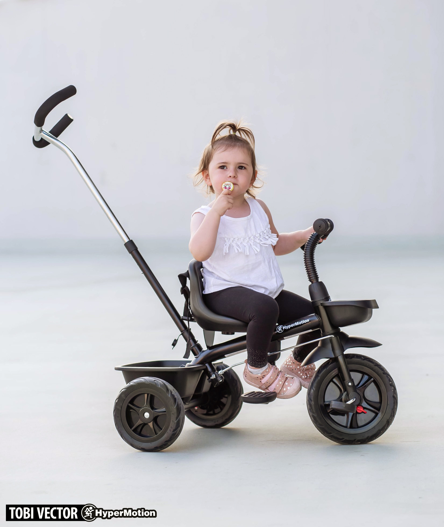 HyperMotion TOBI VECTOR háromkerekű - örökké tartó felfújható kerekek + tolórúd. Szín: fekete.