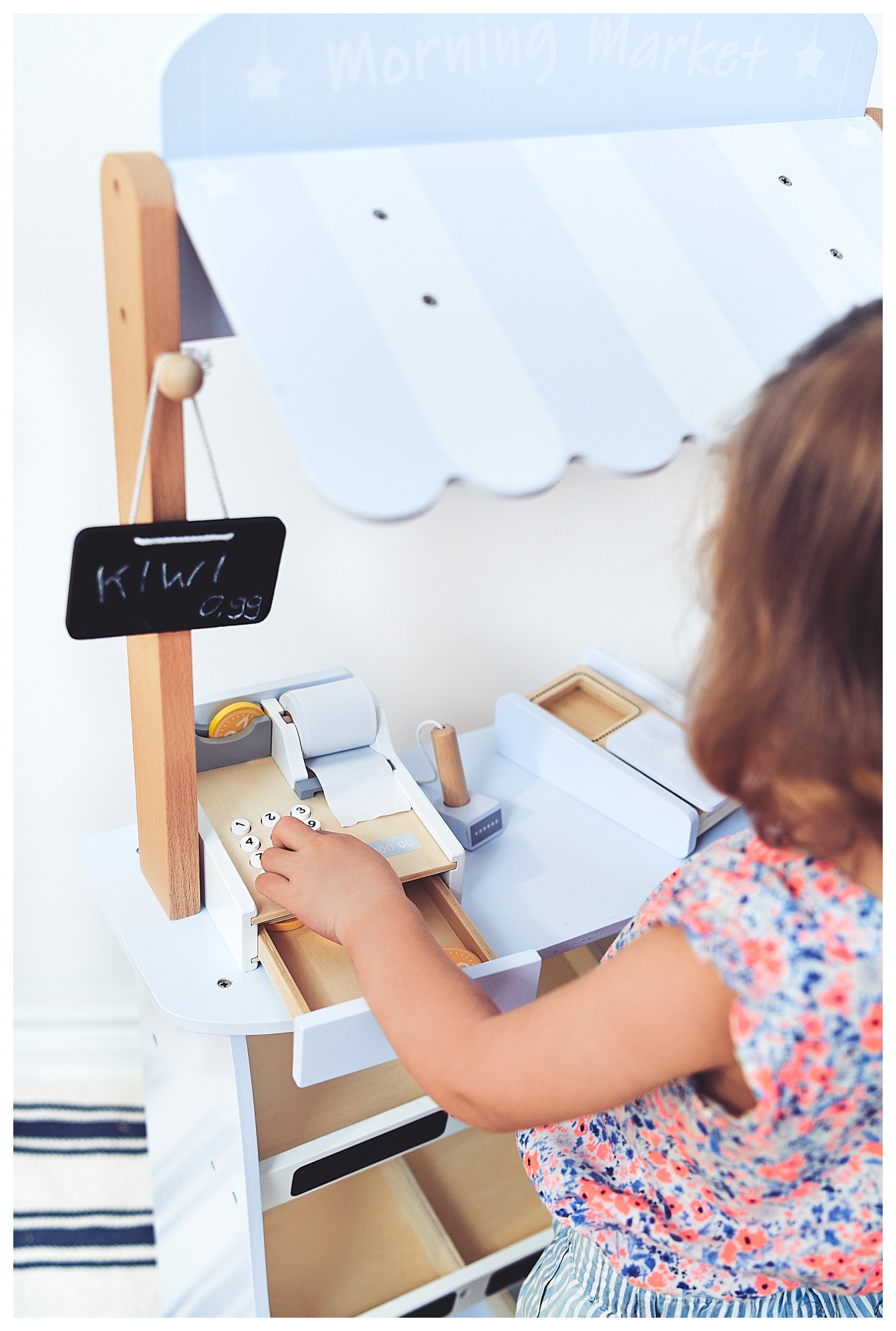 Zöldségbolt - fából készült bódé ládákkal, pénztárgéppel és terminállal