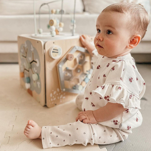 Nagy fából készült aktivitási kocka hurokkal - Montessori