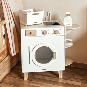 Fából készült mosógép vasalóval, kosárral és mosószerrel