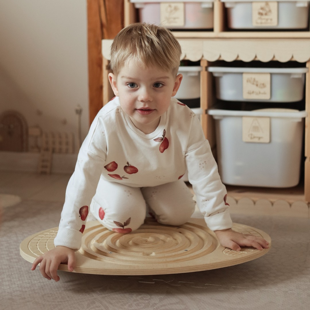 Fából készült egyensúlytábla labirintussal és labdákkal - egyensúlyozó hintaló