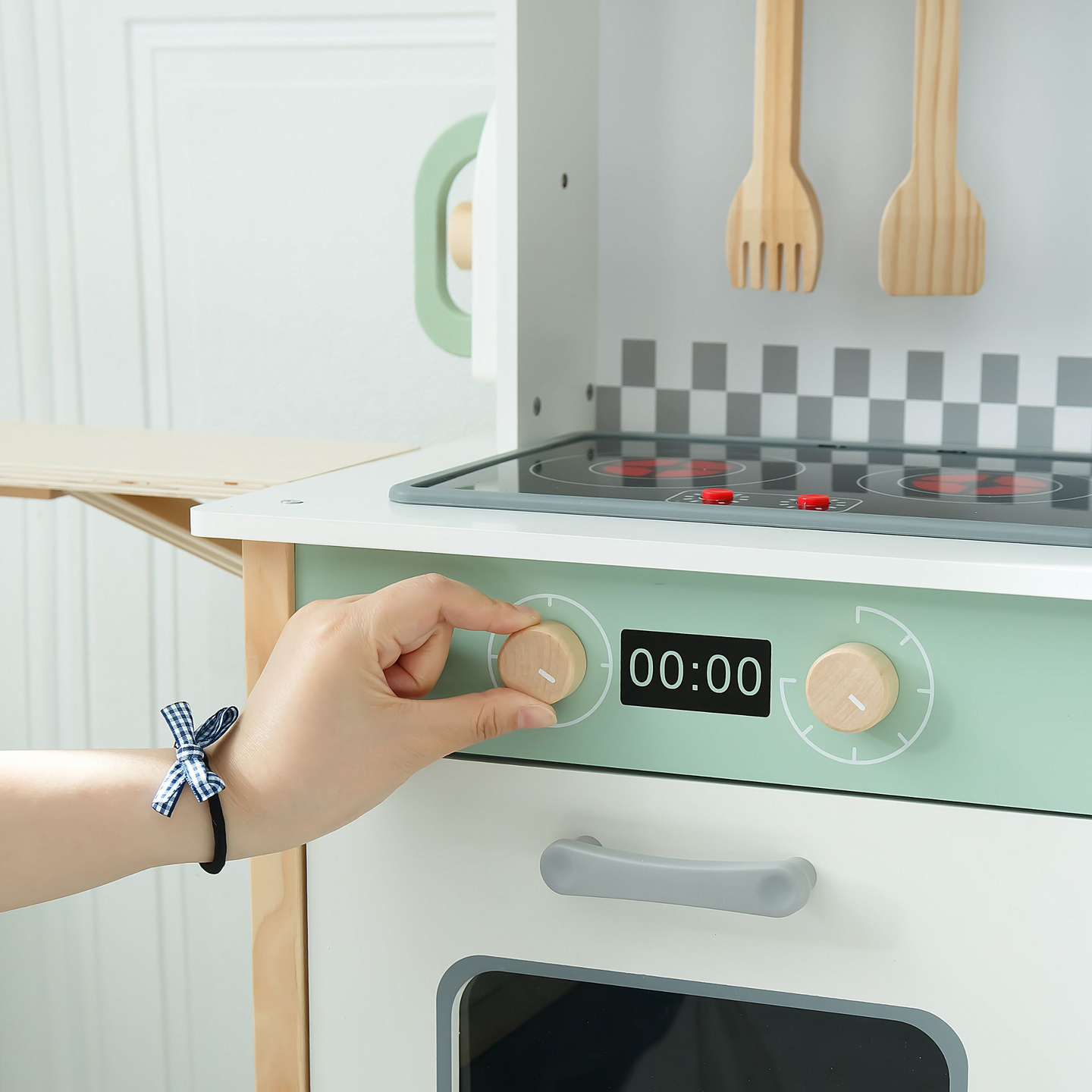 Interaktív konyha mosógéppel, mosogatógéppel és krétatáblával