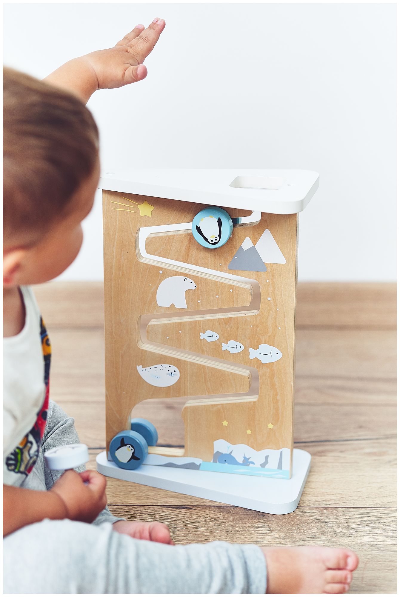 Fából készült kétoldalas érzékszervi manipulációs tábla