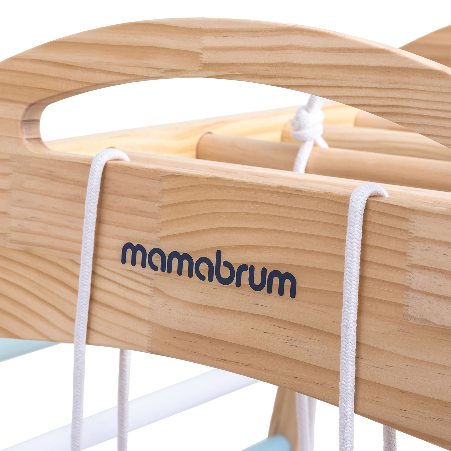 Fedett, fából készült játszótér hintával, tornagyűrűkkel és mászóhálóval