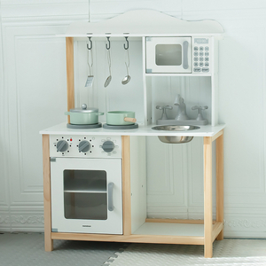 Fából készült gyermekkonyha mikrohullámú sütővel