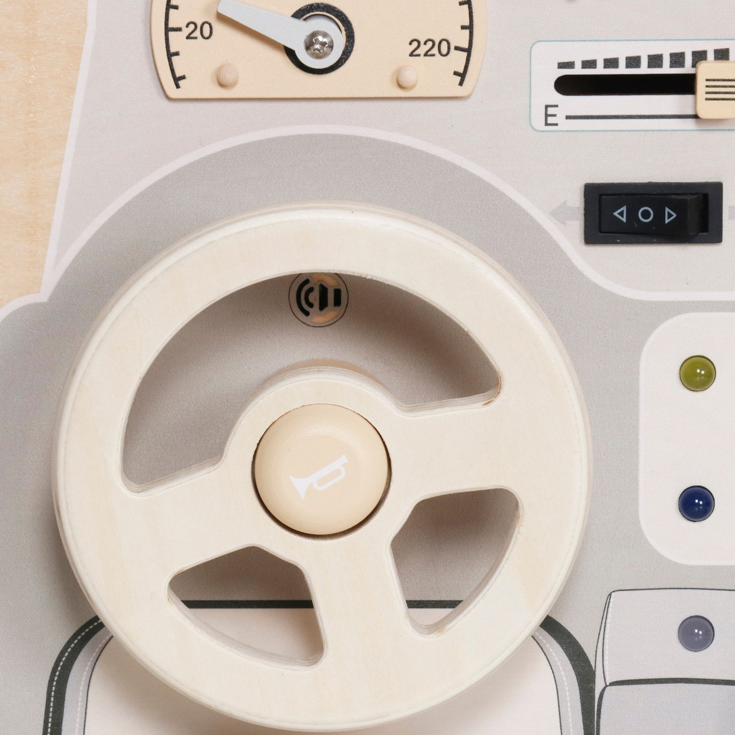 Montessori fa játéktábla kisgyermekeknek - autó műszerfal