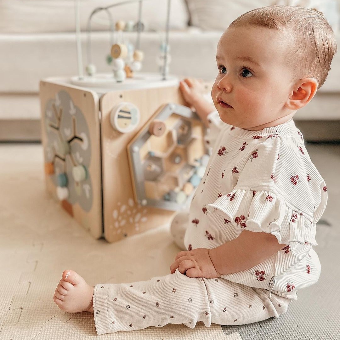 Nagy fából készült aktivitási kocka hurokkal - Montessori