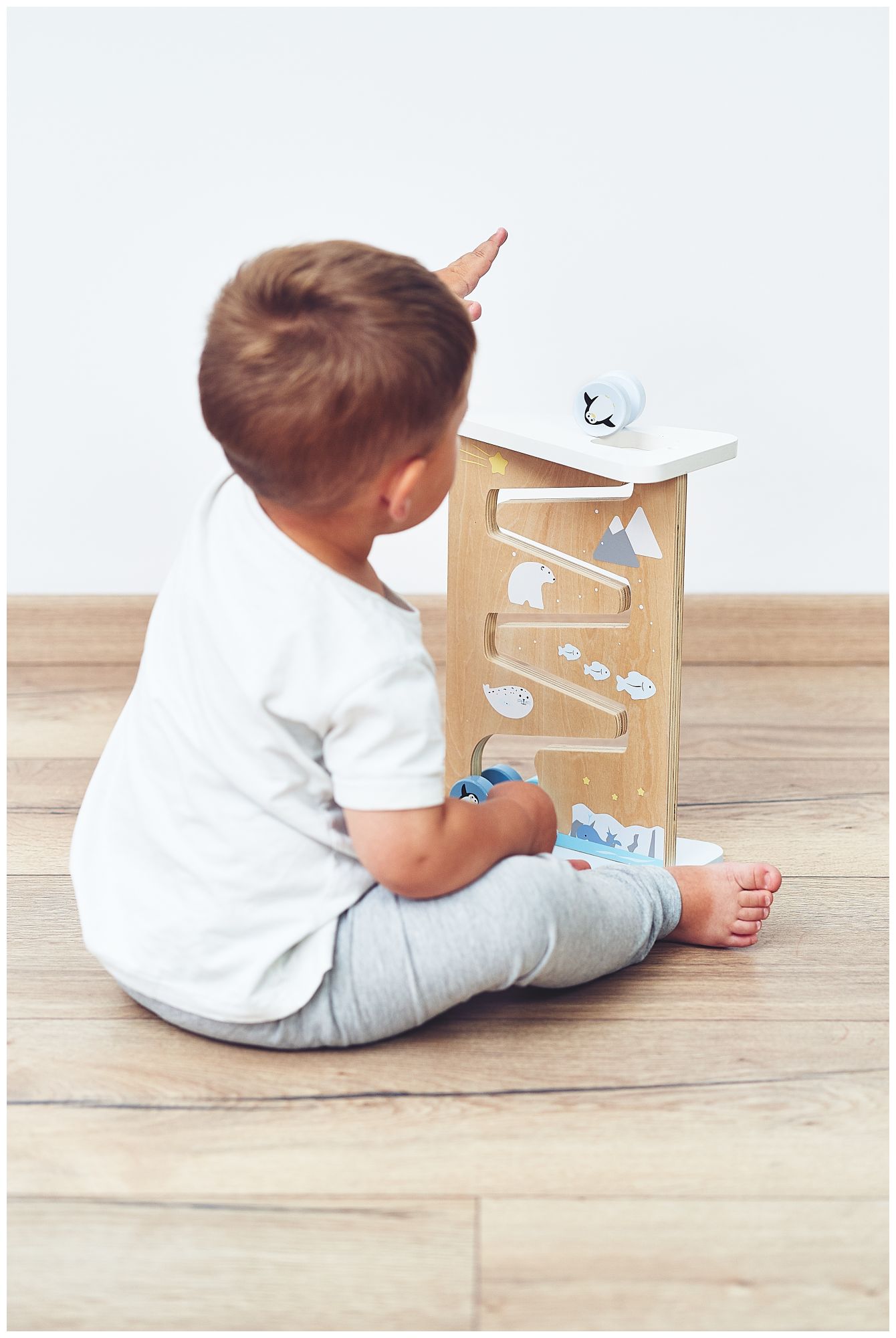 Fából készült kétoldalas érzékszervi manipulációs tábla