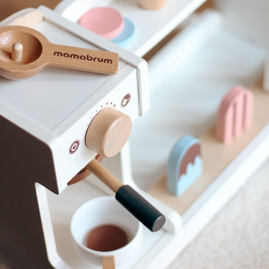 Fából készült fagylaltozó kávéfőzővel - kávézó tartozékokkal