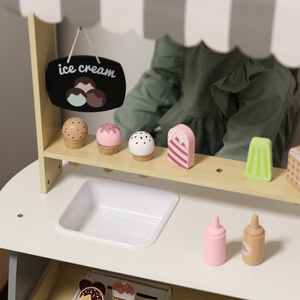 Fából készült fagylaltozó kerekeken - fagylaltos kocsi