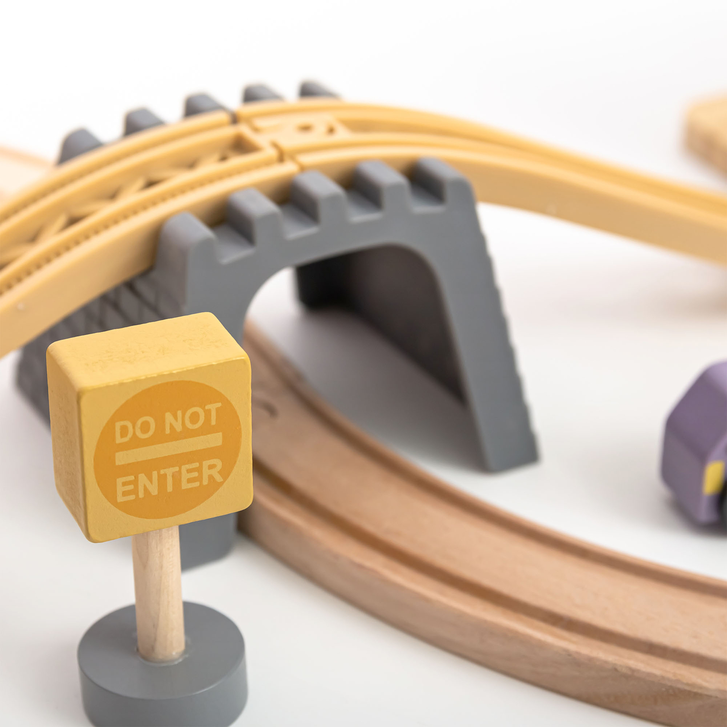 Fából készült városi vasút elektromos vonattal - mozgó daru, hajó, hidak