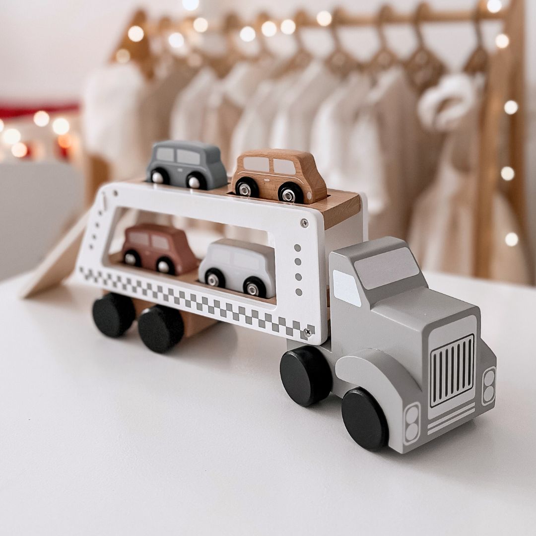 Fából készült teherautó-utánfutó 4 autóval