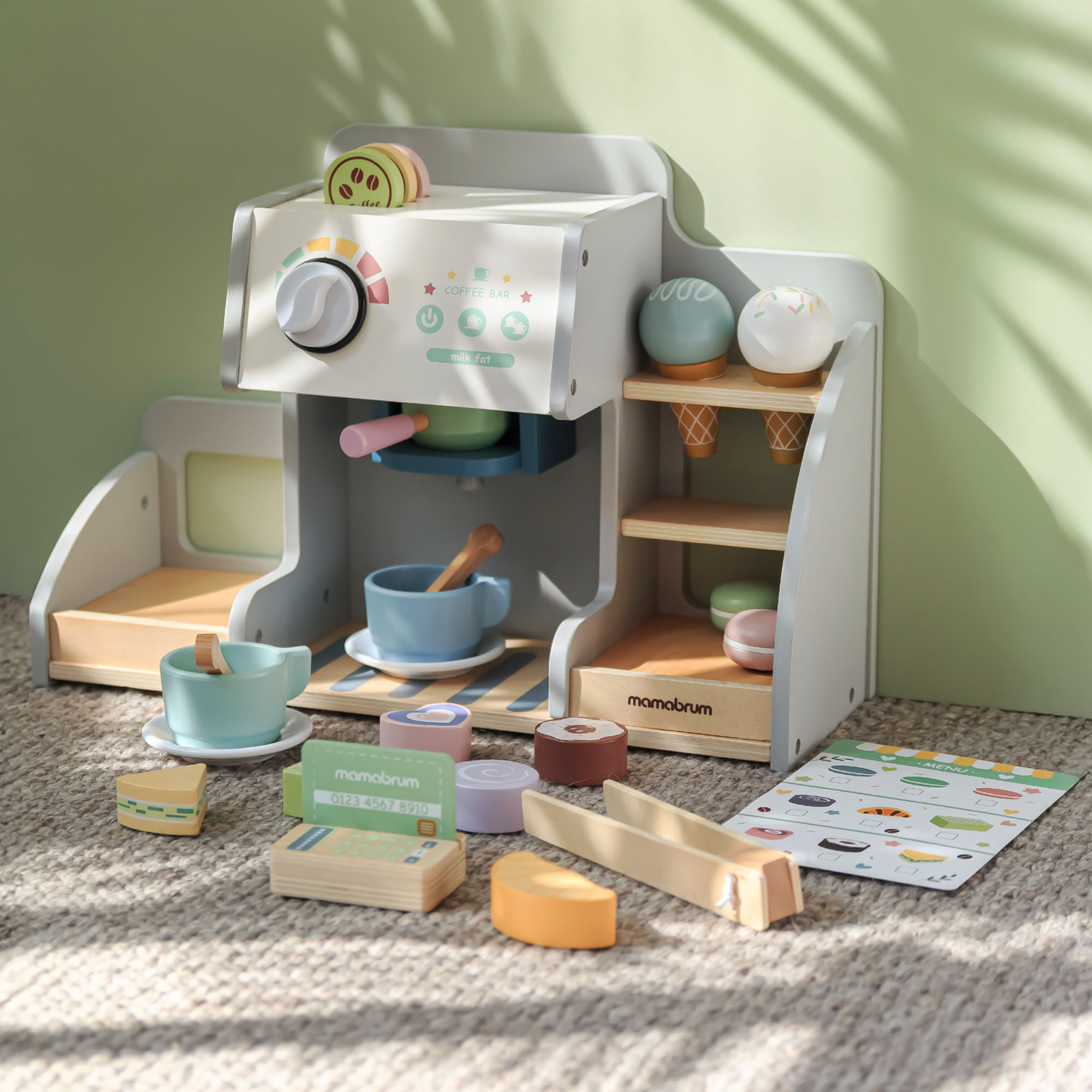 Nagyméretű, fából készült fagylaltozó mágneses táblával, kávéfőzővel, fagylalt- és desszertkészlettel - több mint 70 darab!