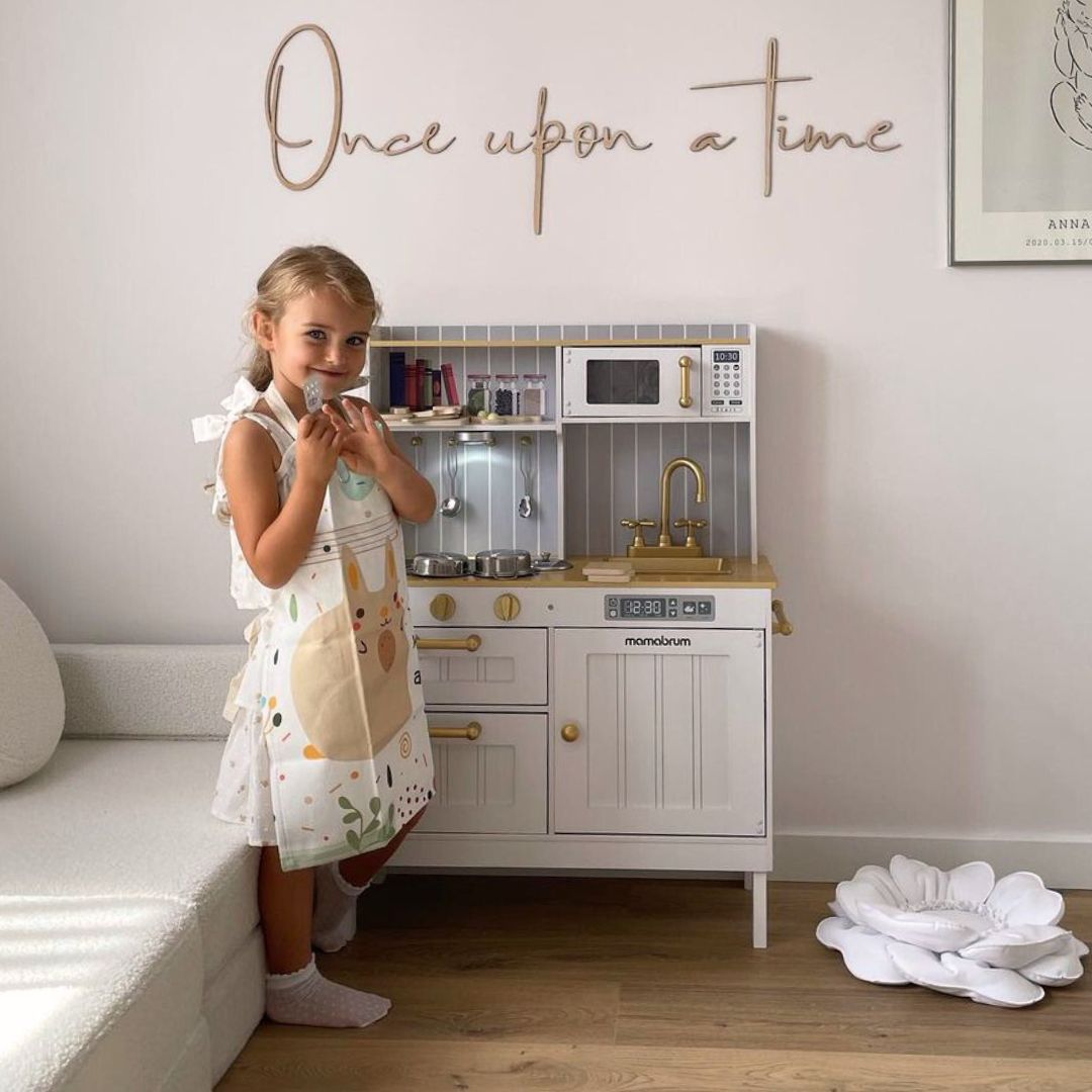 Fehér fa konyha kiegészítőkkel és köténnyel