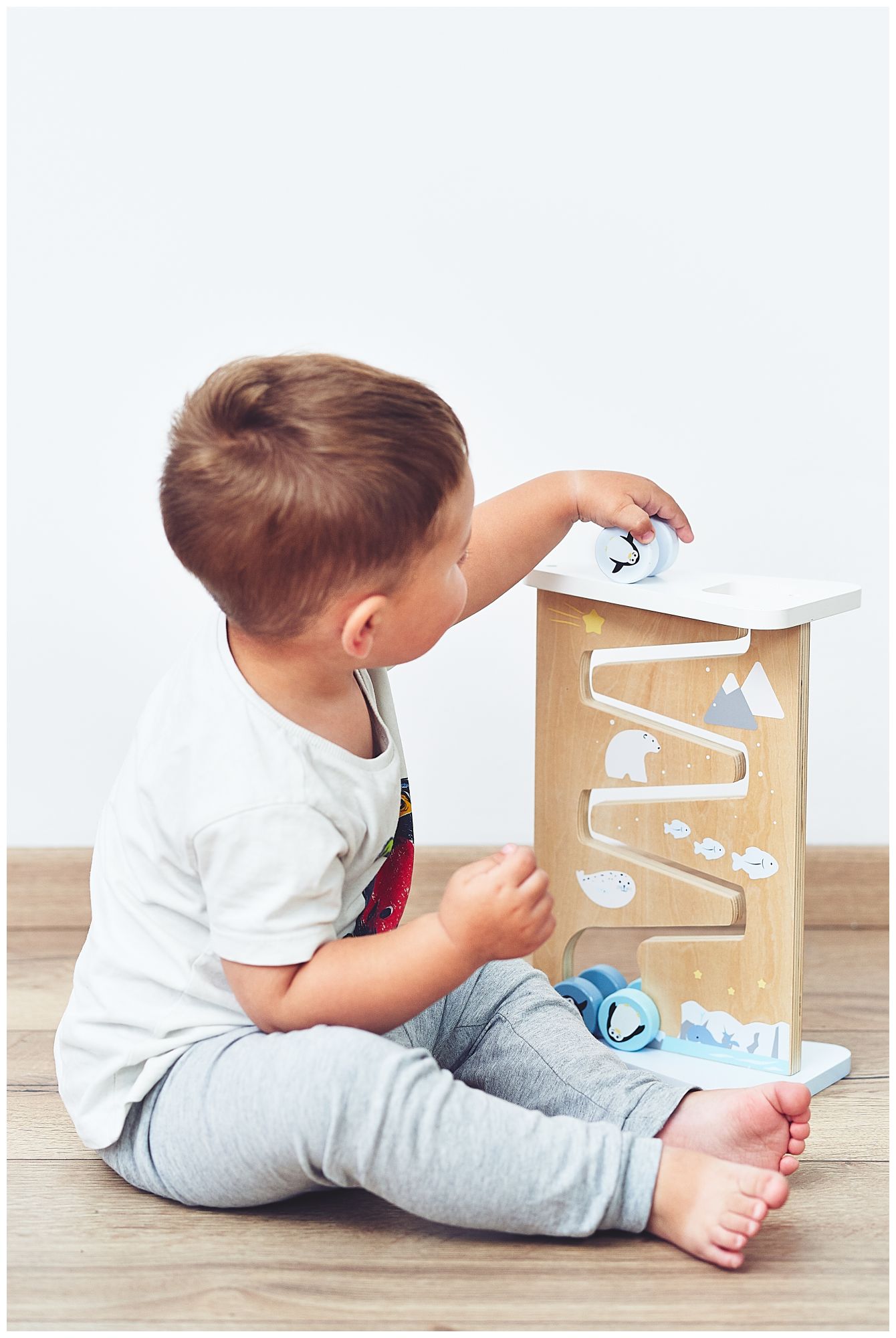 Fából készült kétoldalas érzékszervi manipulációs tábla