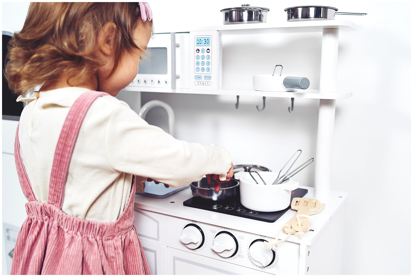 Nagy fa fehér konyhai kiegészítők és kötény