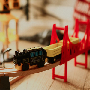 Favasút, akkumulátoros vonat - Város: sínek, autók, híd, repülőtér