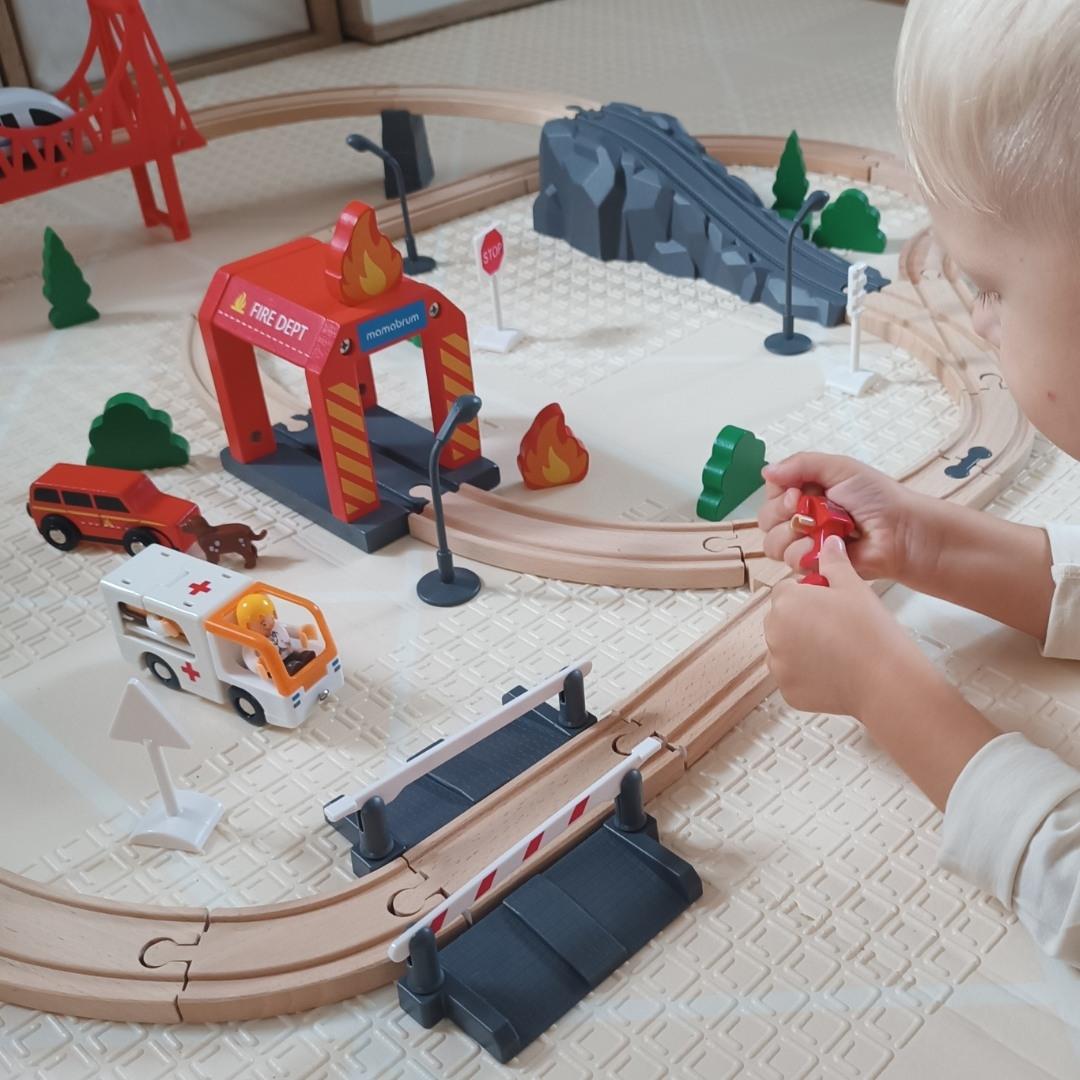Favonat, akkumulátoros szerelvény - Tűzoltóság, vágányok, autók, hidak, sorompó