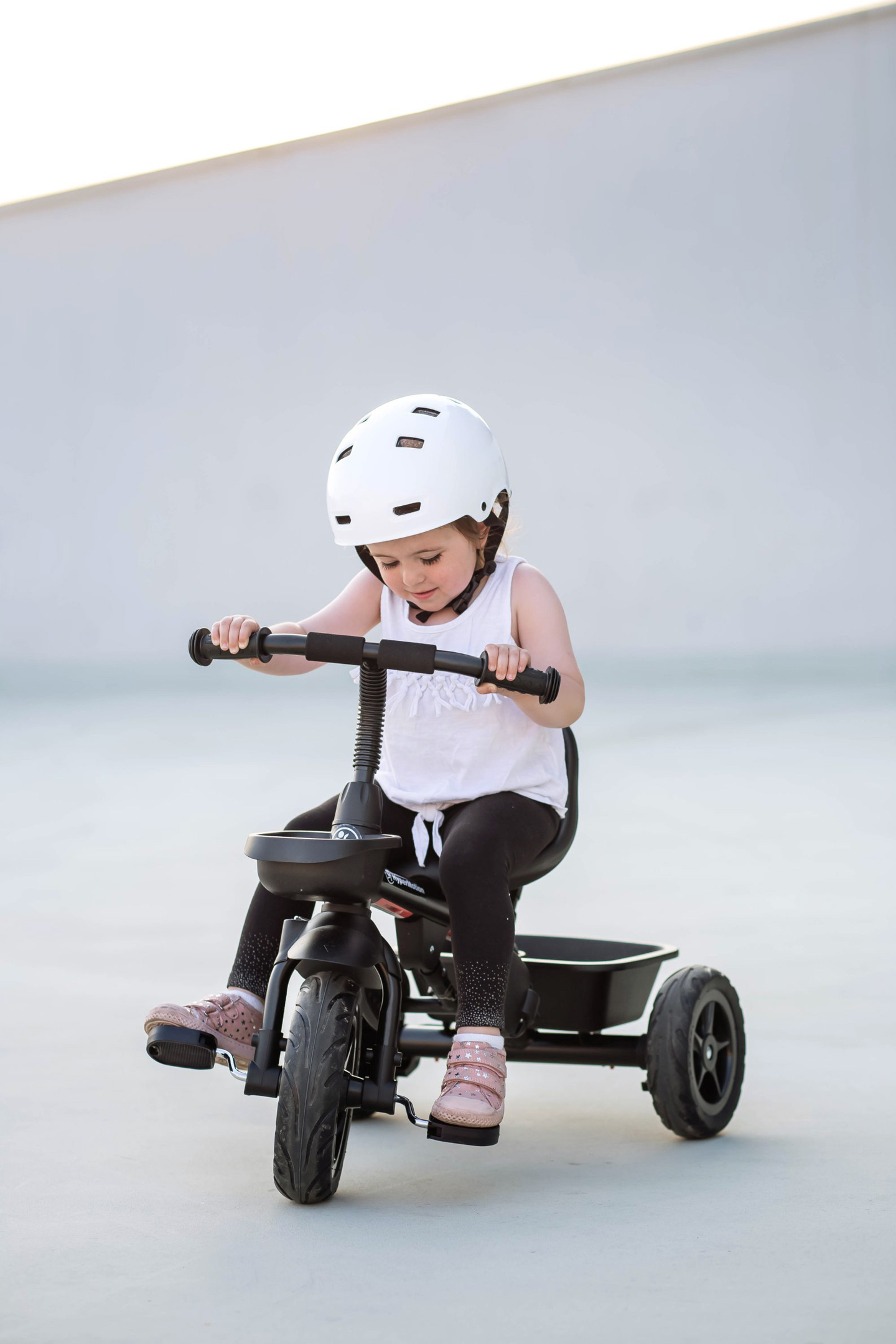 HyperMotion TOBI VECTOR háromkerekű - örökké tartó felfújható kerekek + tolórúd. Szín: fekete.