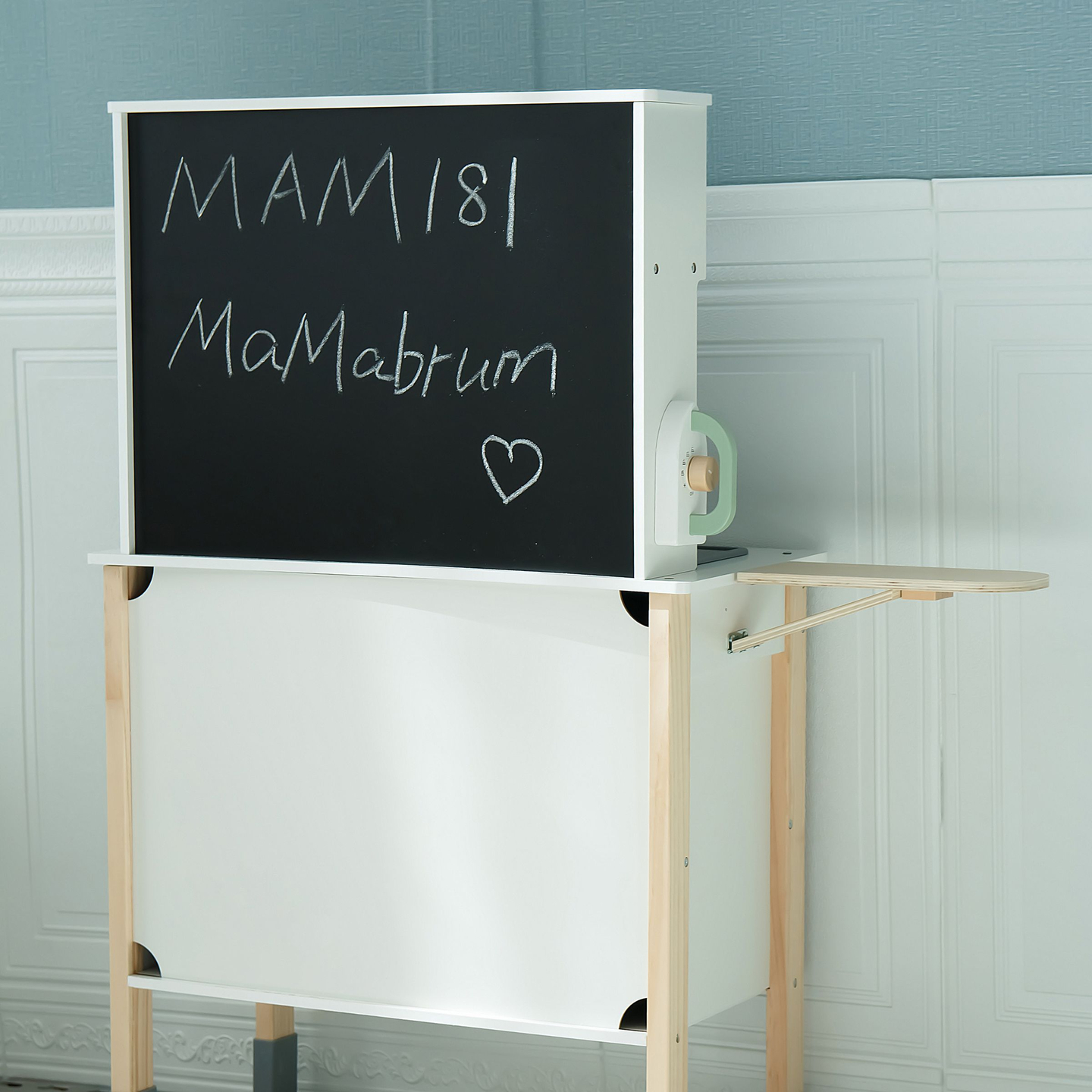 Interaktív konyha mosógéppel, mosogatógéppel és krétatáblával