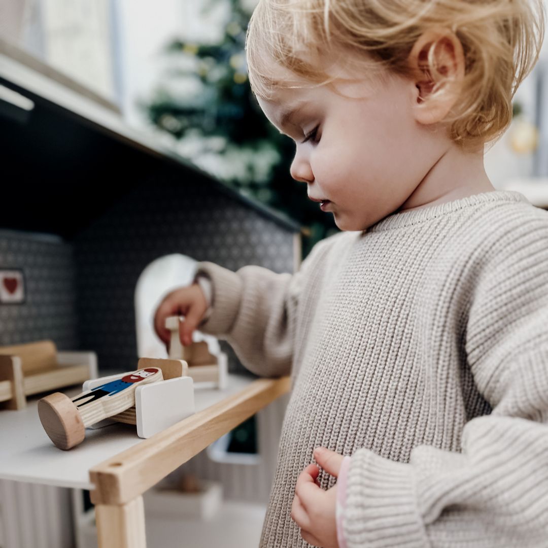 Fehér fa babaház tartozékokkal 18 db.